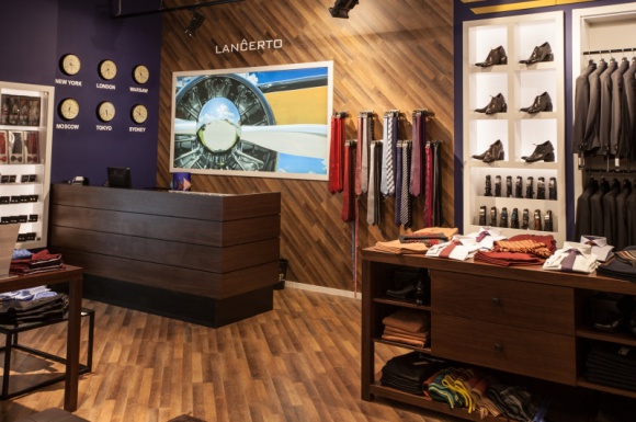 LANCERTO - moda w przestworzach BIZNES, Konsument - Stworzenie sklepu koncepcyjnego z modą męską jest dużym wyzwaniem. Ekspozycja powinna być bardziej stonowana, surowsza niż w przypadku odzieży damskiej.