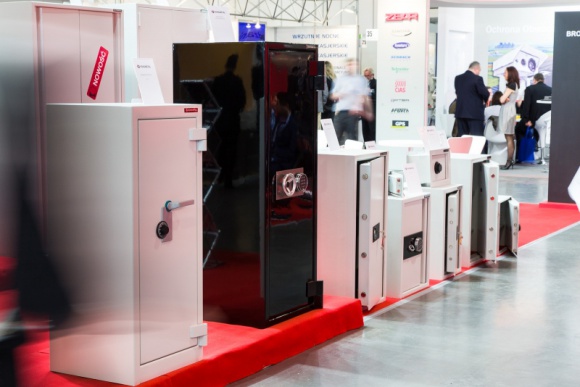 Na rynku systemów zabezpieczeń liczy się gwarancja bezpieczeństwa BIZNES, Konsument - Dla użytkownika liczy się gwarancja bezpieczeństwa i pewność, że zakupiony produkt w krytycznym momencie ochroni wartościowe mienie. Skuteczność produktów KONSMETAL potwierdzają opinie niezależnych instytucji badawczych i certyfikujących.