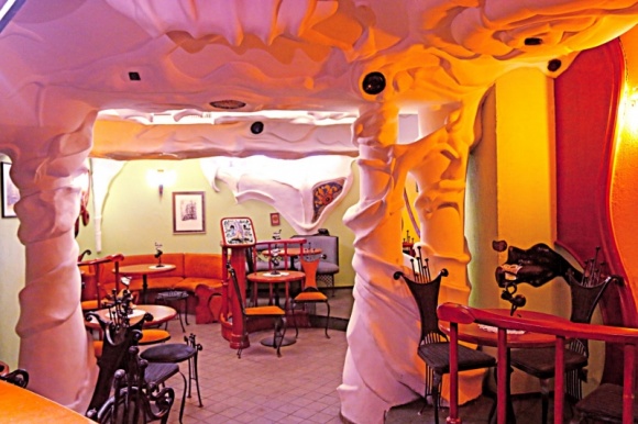 Kultowe Gaudi Cafe otwarte jeszcze w tym roku? BIZNES, Kultura - Niewiele osób zdaje sobie sprawę, że w samym centrum Katowic znajduje się miejsce wzorowane na Casa Mila, jednym z najciekawszych budynków na świecie, zaprojektowanym przez Antoniego Gaudiego.