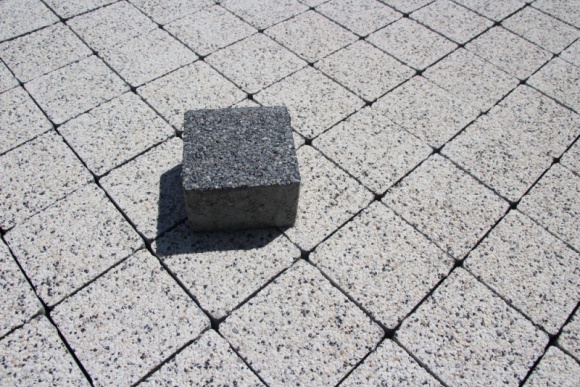 Kostka Domino Płukane – nowość w ofercie firmy ABW Superbruk BIZNES, Konsument - Kostka Domino – nowość w ofercie firmy ABW Superbruk – zapewnia nie tylko funkcjonalność i estetykę na najwyższym poziomie, ale pozwala na oryginalną aranżację otoczenia domu.