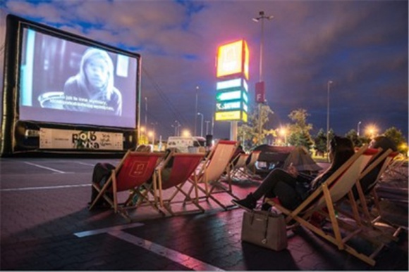 „Tajemnica Filomeny” w kinie samochodowym Portu Łódź BIZNES, Kultura - W najbliższy czwartek (4 sierpnia) o godzinie 21:00 Port Łódź zaprasza na projekcję filmu „Tajemnica Filomeny”. Seans odbędzie się w ramach 9. Letniego Festiwalu Filmowego w Łodzi.