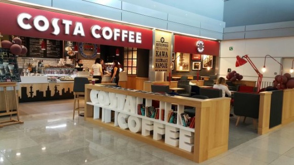 COSTA COFFEE wkracza na Lotnisko Chopina w Warszawie BIZNES, Konsument - Londyńskie Heathrow, francuskie Charles De Gaulle, czy indyjskie Indira Gandhi – największe lotniska Europy i świata łączy ten sam wysublimowany smak kawy na bazie wyjątkowej mieszanki ziaren Mocha Italia.