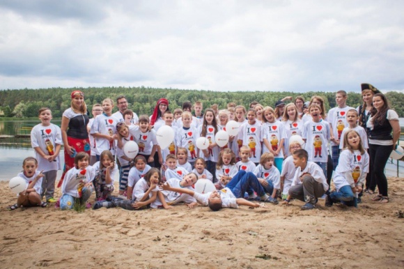 Domy Pełne Śmiechu w Oćwiece Problemy społeczne, BIZNES - Celem kampanii Domy Pełne Śmiechu jest dostarczenie pozytywnych emocji: radości, uśmiechu i szczęścia podopiecznym placówek opiekuńczo-wychowawczych w całej Polsce.