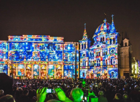 Light Move Festival. Łódź ma moc! BIZNES, Kultura - Festiwale światła robią furorę na świecie. Miasta zamieniają w magiczne krainy iskrzące feerią barw. Nic dziwnego, że przyciągają jak magnez okolicznych mieszkańców i turystów z całego świata. Dostrzegli to łódzcy społecznicy, którzy stworzyli Light. Move. Festival.