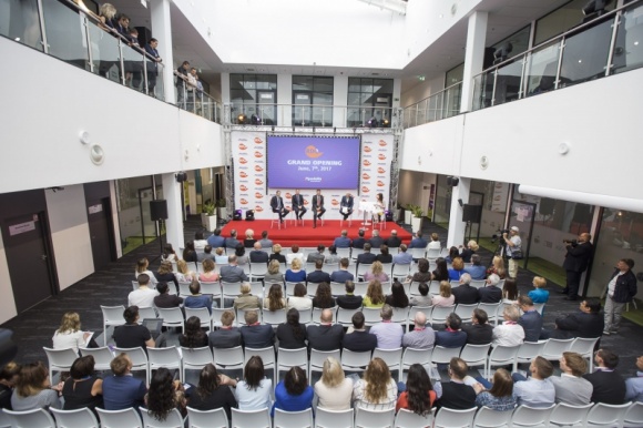 Innowacyjne Centrum Badań, Rozwoju i Jakości Mondelēz International BIZNES, Konsument - Przedstawiciele Mondelēz International oraz polscy politycy, władze lokalne i uznani naukowcy krajowych instytucji naukowo-badawczych uroczyście otworzyli w Bielanach Wrocławskich nowe Centrum Badań, Rozwoju i Jakości.
