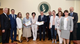 Samorządy chcą chronić pszczoły Samorządy, BIZNES - Ponad 70 samorządów poparło Manifest Gmin Przyjaznych Pszczołom. Sygnatariusze zobowiązali się między innymi do założenia 1325 pszczelich „stołówek”.