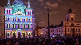 Rozbłysły kolorowe światła Light. Move. Festival. 2017 BIZNES, Kultura - Tłumy przeszły w piątek ulicą Piotrkowską, aby zobaczyć siódmą edycję Light. Move. Festival. Rekordowa 15-kilometrowa trasa festiwalowa zapełniła się zwiedzającymi łodzianami i przyjezdnymi z innych miast. Czy padnie rekord frekwencyjny? Wiele na to wskazuje.