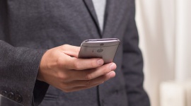 Zwierzęta, dzieci i piwo wśród największych zagrożeń twojego smartfona BIZNES, Konsument - Zalanie i zawilgocenie sprzętu skutkują odmową uznania odpowiedzialności w ramach gwarancji producenta. Dzieci, zwierzęta i kufel piwa to najwięksi wrogowie elektroniki. Zalałeś smartfon? Sprawdź, czy masz przedłużoną gwarancję.