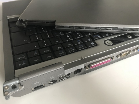 Tak psujemy laptopy BIZNES, Konsument - • Najczęstsze powody uszkodzeń laptopów to awarie, zalania sprzętu, upuszczenia lub upadki oraz uszkodzenia przez dzieci lub zwierzęta