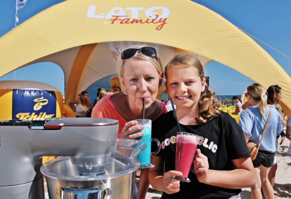 MOC ATRAKCJI DLA CAŁEJ RODZINY-za nami letnia kampania konsumencka Tchibo Family BIZNES, Konsument - W tegorocznym Projekcie Plaża Tchibo postawiło na Mamy i Żony! Przesłaniem cyklu 8 spotkań z rodzinami gwiazd było sprawienie przyjemności paniom domu, które - jak ukazuje badanie agencji IRCenter, samodzielnie stawiają czoła większości domowych obowiązków, obok pracy zawodowej