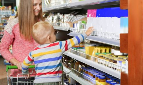 Mama w sklepie: słucha dziecka i lubi sprawdzoną ofertę