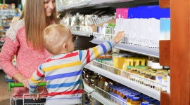 Mama w sklepie: słucha dziecka i lubi sprawdzoną ofertę BIZNES, Konsument - Matki pozwalają swoim pociechom samodzielnie wybierać ulubione przekąski. Chętniej sięgają po marki, które już znają i nie są otwarte na eksperymenty. Kupując dziecku słodycze, najczęściej chcą sprawić mu radość i okazać miłość.