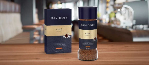 Davidoff Cafe zachęca do celebrowania chwil i prezentuje nowe opakowania kaw BIZNES, Konsument - Aromatyczne kawy Davidoff mają teraz nowe, stylowe opakowania. Zmieniona szata graficzna jest nowoczesna i minimalistyczna. Jak mawiał Zino Davidoff – „cenne chwile to kwestia wyboru”, a dobra kawa w nowoczesnej odsłonie może stać się jedną z cenniejszych chwil o poranku.