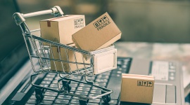 Zakupy spożywcze wciąż bardziej w realu niż w sieci BIZNES, Konsument - Rynek e-commerce w Polsce rozwija się w zawrotnym tempie. Przez internet kupujemy niemal wszystko: ubrania, książki, płyty, buty. Okazuje się jednak, że nie w każdej dziedzinie się to sprawdza. Polacy nadal wolą robić zakupy spożywcze w tzw. realu niż w sieci.