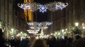 Efektownie i efektywnie. Miejskie iluminacje błyszczą w mediach Samorządy, BIZNES - Warszawa, Gdańsk i Kraków – to właśnie zimowe iluminacje tych trzech miast robią największą furorę w mediach zarówno tradycyjnych, jak i społecznościowych – wynika z raportu „Iluminacje Świąteczne” przygotowanego przez PRESS-SERVICE Monitoring Mediów.