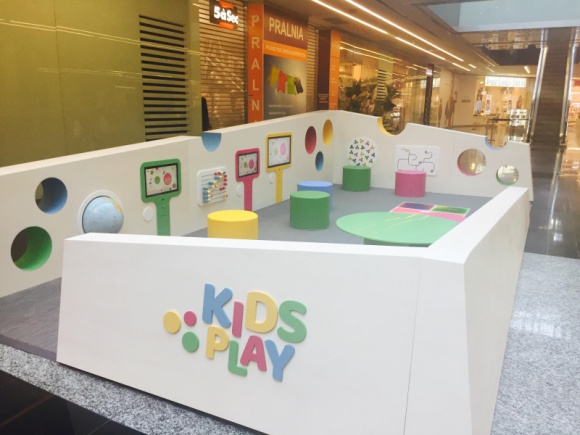 Strefa Kids Play w Placu Unii: zabawa i nauka w nowej odsłonie BIZNES, Kultura - 17 czerwca w Placu Unii otwarta została strefa Kids Play. Jest to innowacyjna przestrzeń dedykowana dla dzieci, która łączy zabawki manualne z aplikacjami edukacyjnymi. Elementy manualne zaskakują sposobem działania, oddziałują na zmysły i poszerzają wyobraźnię.