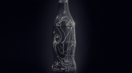 Limitowana edycja butelki Coca-Cola autorstwa Karola Radziszewskiego BIZNES, Kultura - Wolność, dialog, szacunek i bycie razem ponad podziałami, niezależnie od różnic kulturowych, to wartości bliskie marce Coca-Cola.