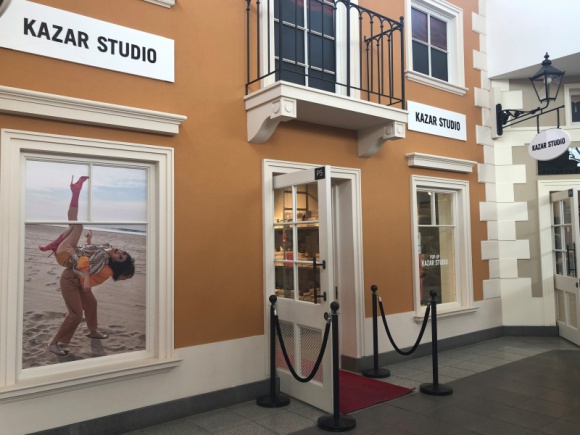 Designer Outlet Warszawa z jedynym w Warszawie i okolicach sklepem Kazar Studio BIZNES, Konsument - W sobotę 24 sierpnia w Designer Outlet Warszawa otworzył się salon Kazar Studio. Sklep ma formułę pop-up, czyli jego oferta będzie dostępna tylko przez określony czas.