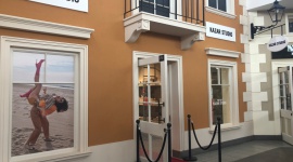 Designer Outlet Warszawa z jedynym w Warszawie i okolicach sklepem Kazar Studio BIZNES, Konsument - W sobotę 24 sierpnia w Designer Outlet Warszawa otworzył się salon Kazar Studio. Sklep ma formułę pop-up, czyli jego oferta będzie dostępna tylko przez określony czas.