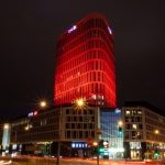 Plac Unii rozbłysnął na czerwono w geście solidarności z chorymi na nowotwór