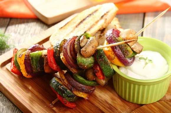 Będzie ogień! Zakończ sezon grillowy z przytupem BIZNES, Konsument - Słońce, ciepłe wieczory oraz unoszący się aromat przysmaków z grilla… brzmi znajomo, prawda? Niestety, wszystko co dobre, szybko się kończy, dlatego warto wykorzystać ostatnie chwile lata i zamknąć sezon grillowy ze smakiem! W jaki sposób? Zobaczcie sami!