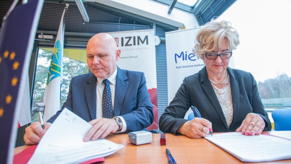 BaltCap sfinansuje modernizację obiektów użyteczności publicznej w Mielnie Samorządy, BIZNES - Polska spółka IZIM, należąca do funduszu BaltCap Infrastructure Fund, wygrała przetarg na modernizację energetyczną obiektów użyteczności publicznej w Gminie Mielno. Fundusz przeznaczy ponad 4 mln euro (tj. ponad 17 mln zł) na remont dwóch szkół oraz budynków MOPS i MOSiR.