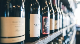 Świąteczne zakupy Polaków – alkohol na prezent, świąteczny stół i na Sylwestra