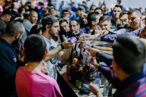 Wyprzedane festiwale piw rzemieślniczych BIZNES, Kultura - Brak biletów na koncerty Dawida Podsiadło czy Pearl Jam to coś, z czym mogą mieć do czynienia fani gwiazd muzyki. Ale z podobnymi sytuacjami stykają się też fani festiwali piw rzemieślniczych.