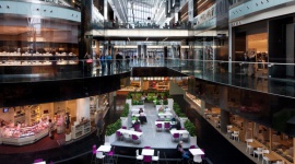 Zmiany w centrach handlowych zaczynają się od strefy gastronomicznej BIZNES, Kultura - Centra Handlowe są nieustannie modernizowane, w celu jak najlepszego dostosowania do wymagań klientów. Zmiany najlepiej widać w strefach gastronomicznych. Znacząco poprawiła się ich estetyka oraz komfort użytkowania, a oferta stała się bardziej różnorodna.