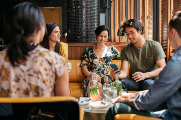 Jak e-handel zrewolucjonizował prawa konsumenta? BIZNES, Konsument - • 15 marca 1962 roku John F. Kennedy określił cztery podstawowe prawa konsumentów: prawo do informacji, wyboru, bezpieczeństwa oraz reprezentacji. • Powszechne wykorzystanie Internetu zmieniło koncepcję praw konsumenta, które teraz muszą odpowiadać no nowe potrzeby kupujących.