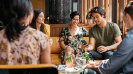 Jak e-handel zrewolucjonizował prawa konsumenta? BIZNES, Konsument - • 15 marca 1962 roku John F. Kennedy określił cztery podstawowe prawa konsumentów: prawo do informacji, wyboru, bezpieczeństwa oraz reprezentacji. • Powszechne wykorzystanie Internetu zmieniło koncepcję praw konsumenta, które teraz muszą odpowiadać no nowe potrzeby kupujących.