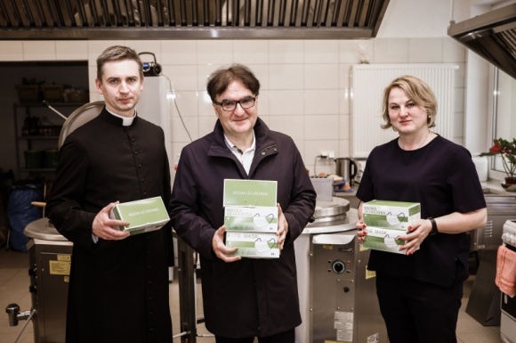 Dodatkowa pomoc bezdomnym w Warszawie podczas pandemii koronawirusa Problemy społeczne, BIZNES - Caritas Diecezji Warszawsko-Praskiej doposażył jadłodajnię dla ubogich i bezdomnych na warszawskiej Pradze. Pieniądze na zakup nowoczesnego, specjalistycznego sprzętu gastronomicznego przekazali przedsiębiorcy, Felice Scoccimarro oraz Rafał Szczepański.