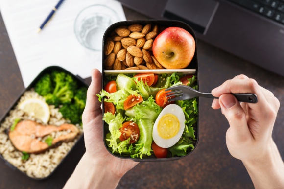30% Polaków chce wrócić do biura. Jak będzie wyglądała nowa przerwa na lunch? BIZNES, Konsument - Według ankiety przeprowadzonej przez firmę Cateringoo, 30% pracowników biurowych nie może się doczekać powrotu do biura. W odpowiedzi na potrzeby rynku powstaje m.in. Wirtualna Stołówka – platforma do zarządzania procesem zamawiania i dostarczania posiłków do firm.
