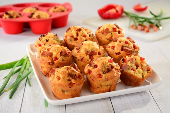 Zaproś najbliższych na piknik! PRZEPISY na udane spotkanie na świeżym powietrzu Problemy społeczne, BIZNES - Piękna, słoneczna, wakacyjna pogoda wprost zachęca do spędzania czasu na świeżym powietrzu. Jeżeli więc w najbliższym czasie planujemy spotkanie z rodziną lub znajomymi, zaprośmy ich na wspólny piknik na świeżym powietrzu!