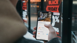 Black Friday - czas łowców okazji, ale też oszustów wyłudzających dane osobowe BIZNES, Konsument - Jak wynika z badania przeprowadzonego przez KRD i serwis ChronPESEL.pl, prezenty w sieci zamierza kupić prawie 60 proc. klientów. Niestety nie wszyscy czują się bezpiecznie robiąc zakupy w Internecie. Za największe zagrożenie badani uważają utratę danych osobowych.