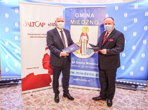 Gmina Miedźno zrealizuje największą w Polsce inwestycję oświetleniową w PPP Samorządy, BIZNES - Gmina Miedźno i spółka IZIM podpisały umowę na unowocześnienie oraz rozbudowę infrastruktury oświetleniowej. W ciągu dwóch lat na terenie gminy powstanie blisko 1900 opraw LED. Oświetlą one 74 km dróg gminnych, powiatowych i wojewódzkich. Wartość zamówienia to 22,4 mln zł.