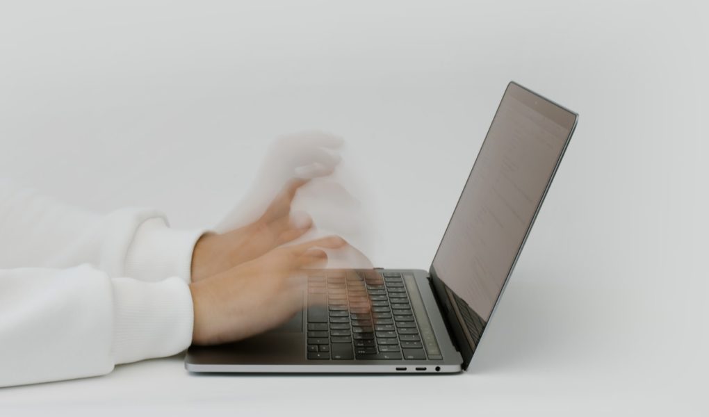 pexels-cottonbro-5474294 Skala cyberataków i ewolucja sposobów ich przeprowadzania przechodzą znaczną przemianę