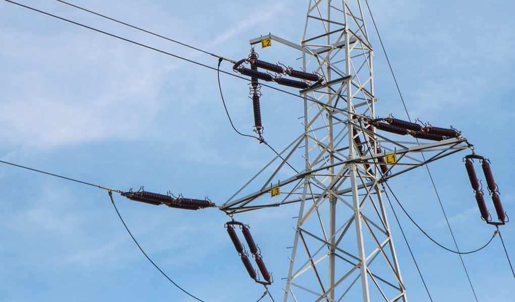 High voltage electric pole with wires. Line of electricity transmissions Blackout może się zdarzyć – jak zabezpieczyć dom?